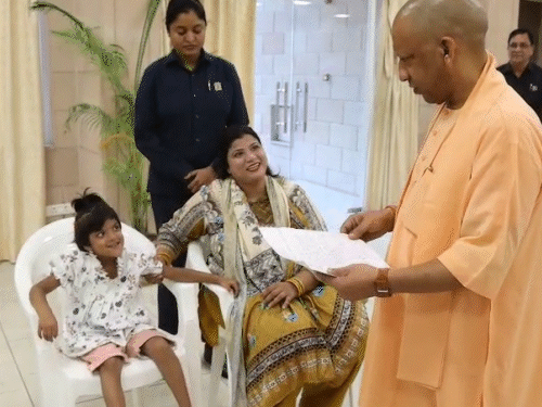 योगी से बच्ची बोली- मेरा एडमिशन करा दीजिए, डॉक्टर बनूंगी:मां के साथ आई थी, बाहर आकर बोली- बाबा ने कहा है एडमिशन होगा योगी से बच्ची बोली- मेरा एडमिशन करा दीजिए, डॉक्टर बनूंगी:मां के साथ आई थी, बाहर आकर बोली- बाबा ने कहा है एडमिशन होगा