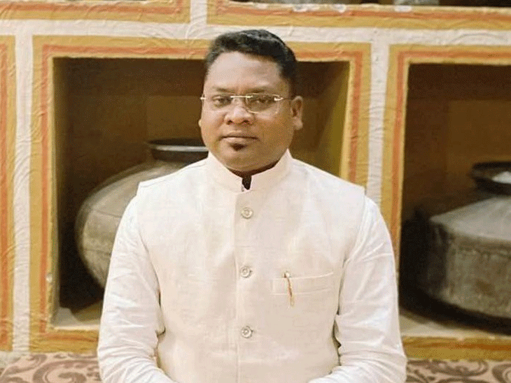 घाटशिला उपचुनाव में सोमेश सोरेन होंगे जेएमएम प्रत्याशी:पिता की विरासत संभालने की जिम्मेदारी, पार्टी की केंद्रीय समिति ने किया उम्मीदवार का ऐलान घाटशिला उपचुनाव में सोमेश सोरेन होंगे जेएमएम प्रत्याशी:पिता की विरासत संभालने की जिम्मेदारी, पार्टी की केंद्रीय समिति ने किया उम्मीदवार का ऐलान