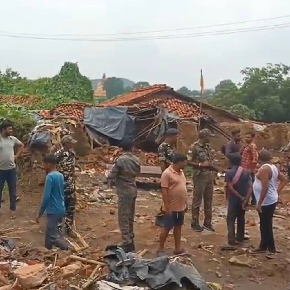 धनबाद के कतरास में भू धंसान से कई घर जमींदोज:बीसीसीएल क्षेत्र में हादसा, मवेशी और लोग जमीन में धंसे; सर्विस वैन भी गिरी धनबाद के कतरास में भू धंसान से कई घर जमींदोज:बीसीसीएल क्षेत्र में हादसा, मवेशी और लोग जमीन में धंसे; सर्विस वैन भी गिरी