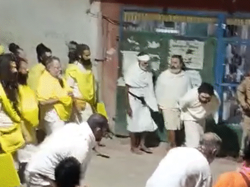 प्रेमानंद महाराज को देखकर भक्त रोने लगे:राधे-राधे के जयकारे लगाए; 10 दिन बाद पदयात्रा पर निकले थे