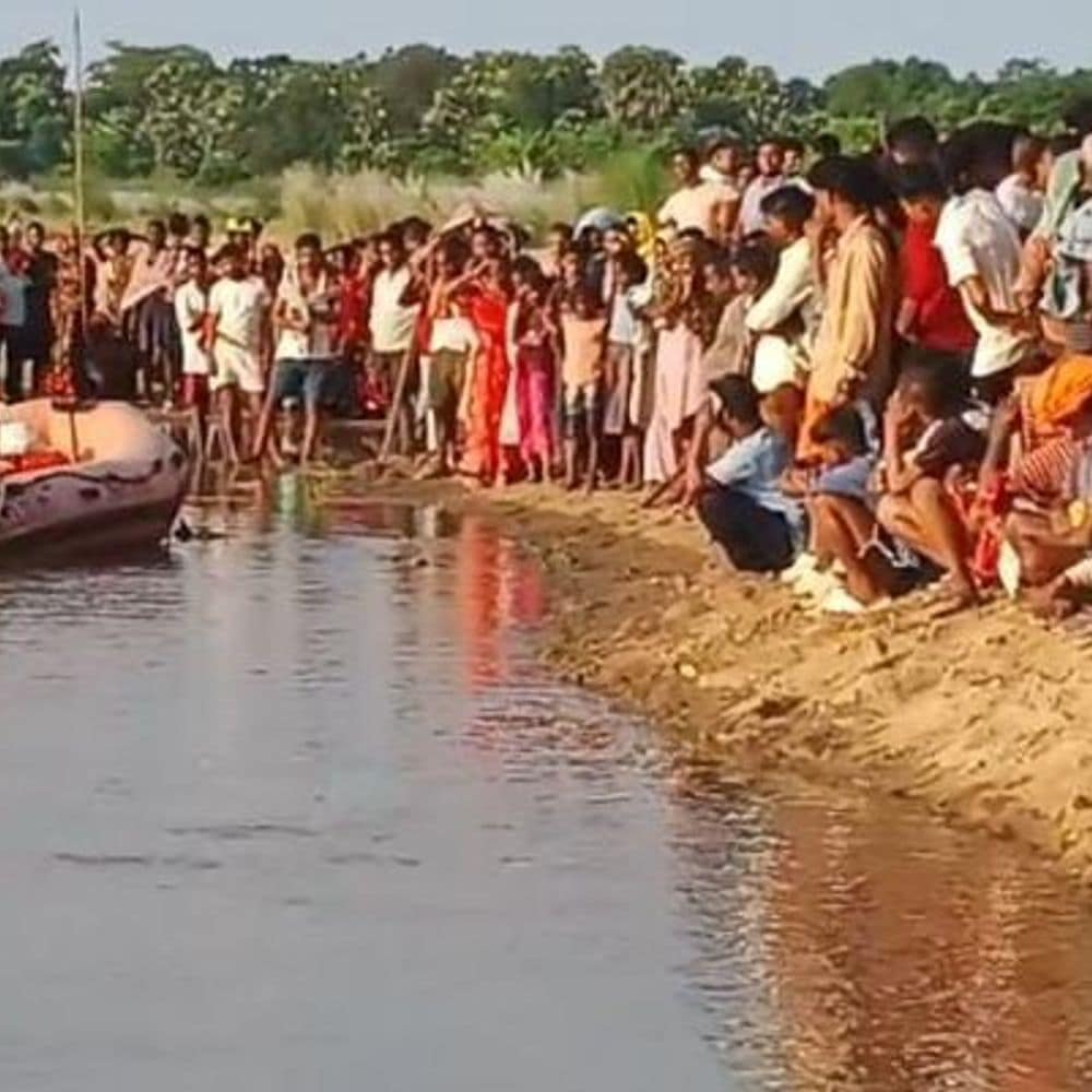 गयाजी में नदी में डूबने से युवक हुआ लापता:SDRF की टीम तलाश में जुटी, खोजबीन जारी, थानाध्यक्ष भी घटनास्थल पर पहुंचे गयाजी में नदी में डूबने से युवक हुआ लापता:SDRF की टीम तलाश में जुटी, खोजबीन जारी, थानाध्यक्ष भी घटनास्थल पर पहुंचे