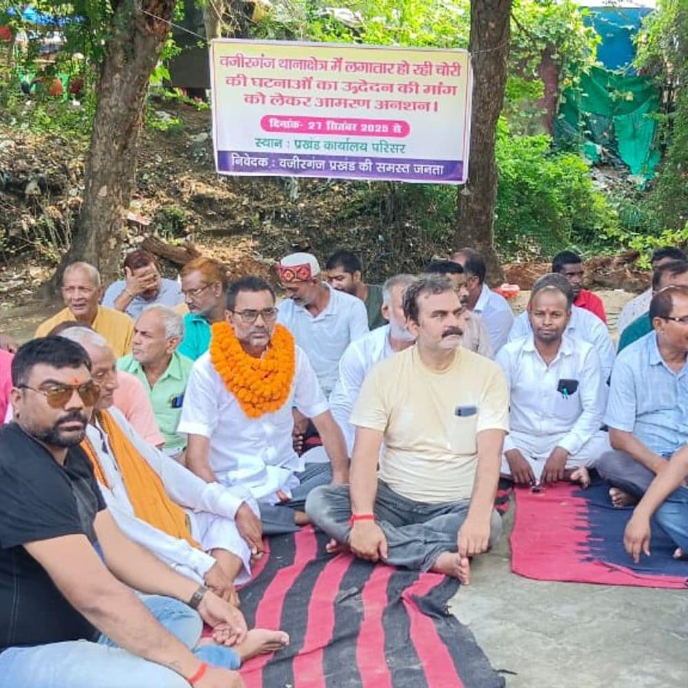 चोरी की घटनाओं के खुलासे की मांग:गयाजी में समाजसेवी अनशन पर बैठे, प्रखंड मुख्यालय तक पैदल मार्च निकाला