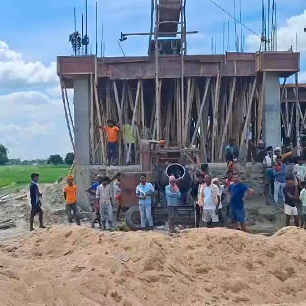 पंचायत सरकार भवन निर्माण में घटिया सामग्री इस्तेमाल का आरोप:मधेपुरा में ग्रामीणों की शिकायत पर JE ने दिया सीमेंट बदलने का आदेश