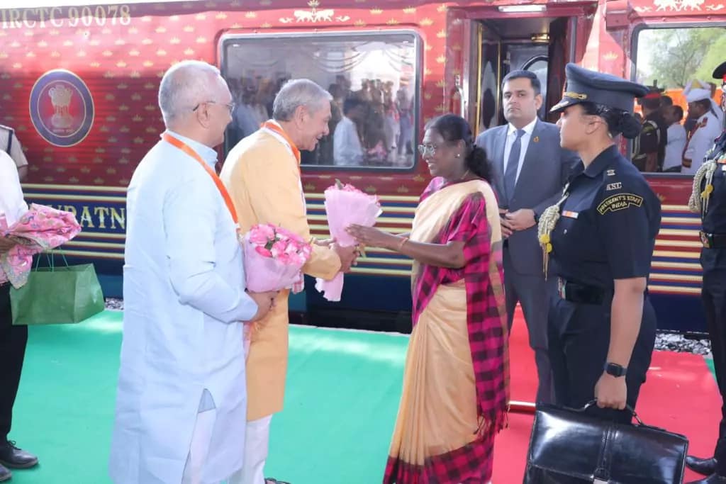 President Droupadi Murmu Vrindavan visit :वो 7 घंटे… जब थम गया मथुरा ! महाराजा एक्सप्रेस से अचानक वृंदावन क्यों पहुंचीं राष्ट्रपति द्रौपदी मुर्मू?