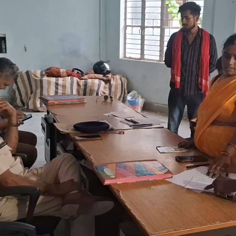 कैमूर में एटीएम में कार्ड बदलकर ठगी:महिला के खाते से 41 हजार रुपए निकाले, पुलिस थाने के चक्कर लगवाए कैमूर में एटीएम में कार्ड बदलकर ठगी:महिला के खाते से 41 हजार रुपए निकाले, पुलिस थाने के चक्कर लगवाए