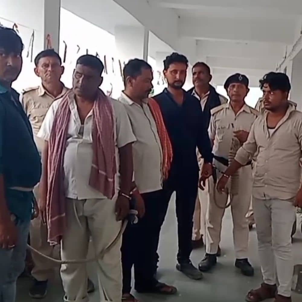 बेतिया में फर्जी शादी गिरोह का भंडाफोड़, 9 गिरफ्तार:बिहार में 5 पुरुष और 4 महिलाएं अरेस्ट, बोलेरो-बाइक जब्त बेतिया में फर्जी शादी गिरोह का भंडाफोड़, 9 गिरफ्तार:बिहार में 5 पुरुष और 4 महिलाएं अरेस्ट, बोलेरो-बाइक जब्त