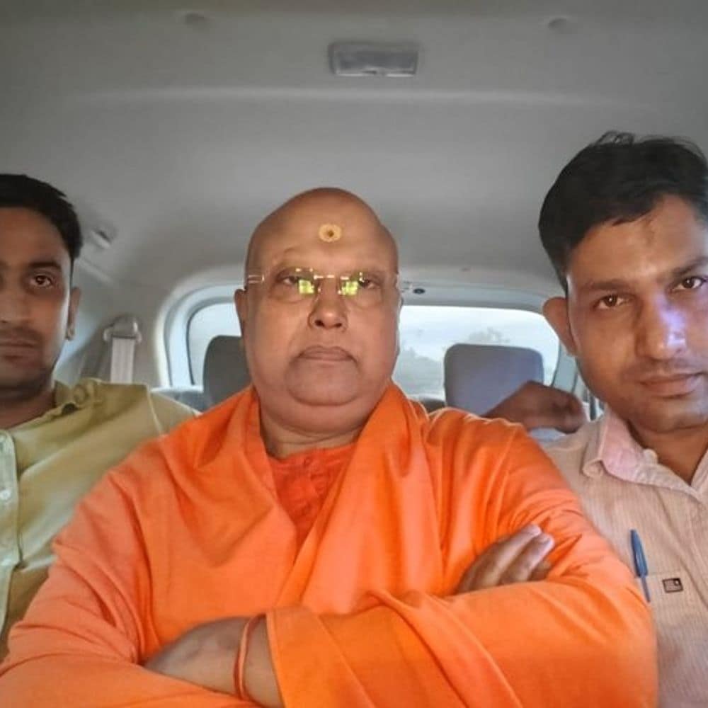 दिल्ली यौन शोषण केस- आरोपी चैतन्यानंद आगरा से गिरफ्तार:दिल्ली पुलिस ने लास्ट लोकेशन के आधार पर पकड़ा, छात्राओं के यौन उत्पीड़न का आरोपी