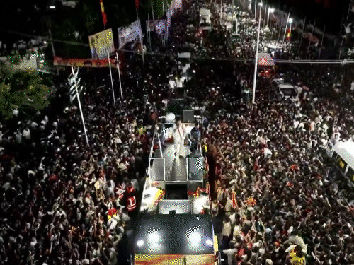 तमिल एक्टर विजय की रैली में भगदड़, 39 की मौत:इनमें 16 महिलाएं, 10 बच्चे ; 9 साल की बच्ची के गुमने की खबर से बेकाबू हुई भीड़ तमिल एक्टर विजय की रैली में भगदड़, 39 की मौत:इनमें 16 महिलाएं, 10 बच्चे ; 9 साल की बच्ची के गुमने की खबर से बेकाबू हुई भीड़