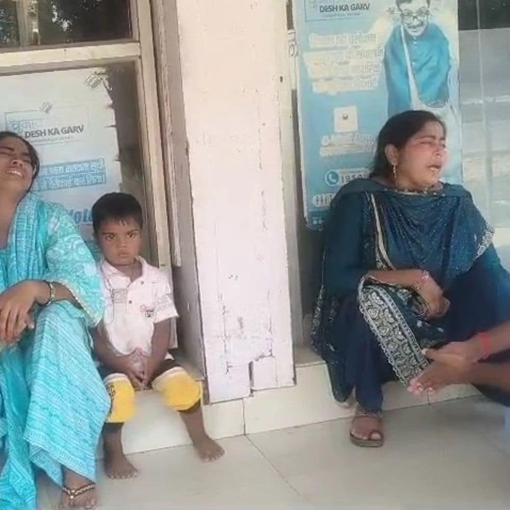 गिरिडीह में सड़क हादसा, बुजुर्ग की मौत:बगोदर में ट्रक की चपेट में स्कूटी के आने से हुआ हादसा, महिला गंभीर रूप से घायल