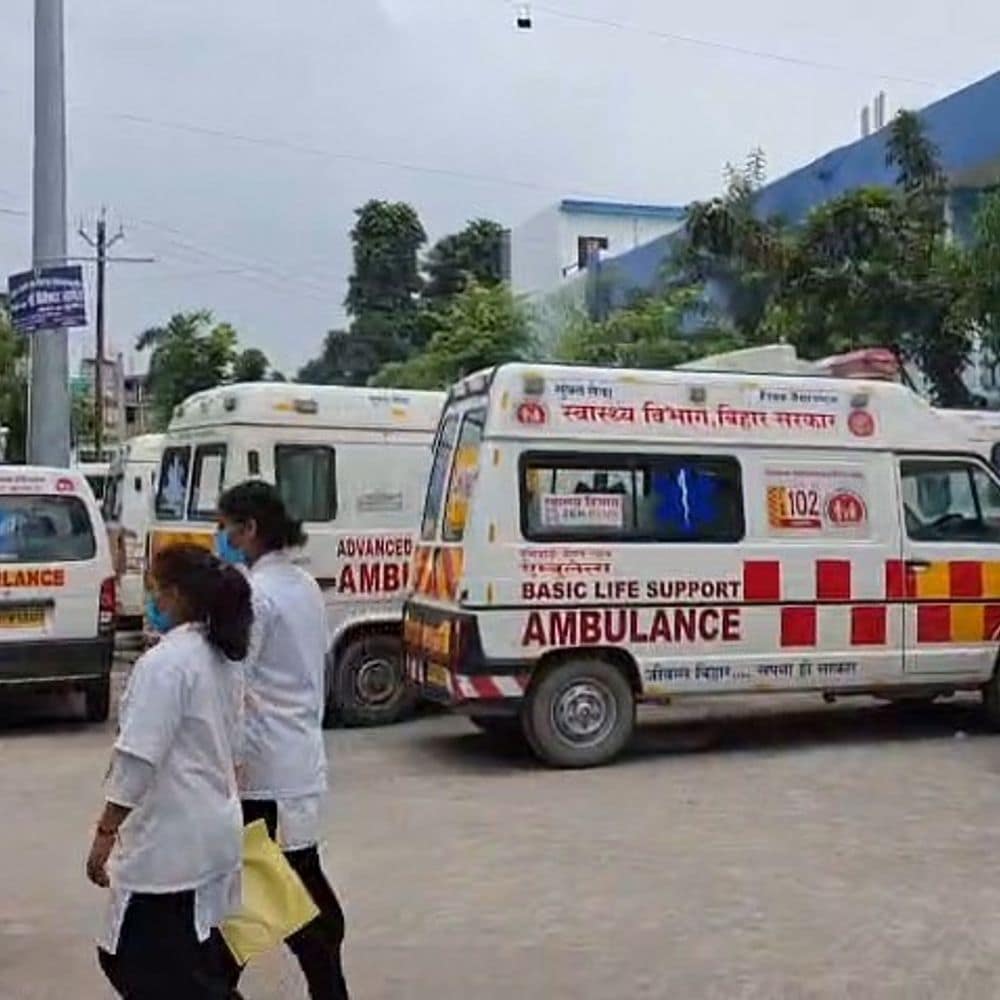 सुपौल में तीसरे दिन भी 102 के एंबुलेंसकर्मी हड़ताल पर:मरीजों को ई-रिक्शा से जाना पड़ रहा अस्पताल, गंभीर पेशेंट्स की बढ़ी मुश्किलें