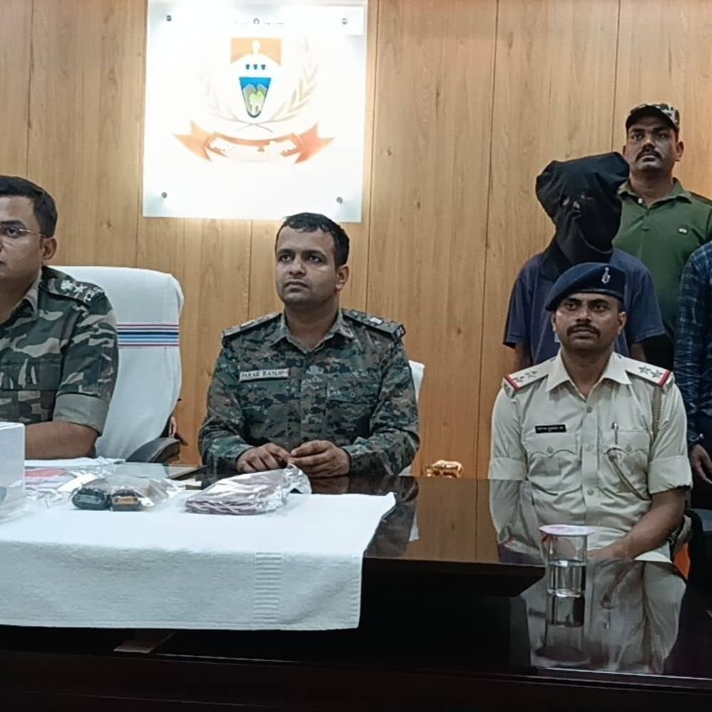 सारंडा जंगल से दो कुख्यात नक्सली गिरफ्तार:छत्तीसगढ़ का हिडिमा 35 मामलों में वांटेड, अरेस्टिंग से महिला दस्ते के शोषण का खुलासा सारंडा जंगल से दो कुख्यात नक्सली गिरफ्तार:छत्तीसगढ़ का हिडिमा 35 मामलों में वांटेड, अरेस्टिंग से महिला दस्ते के शोषण का खुलासा