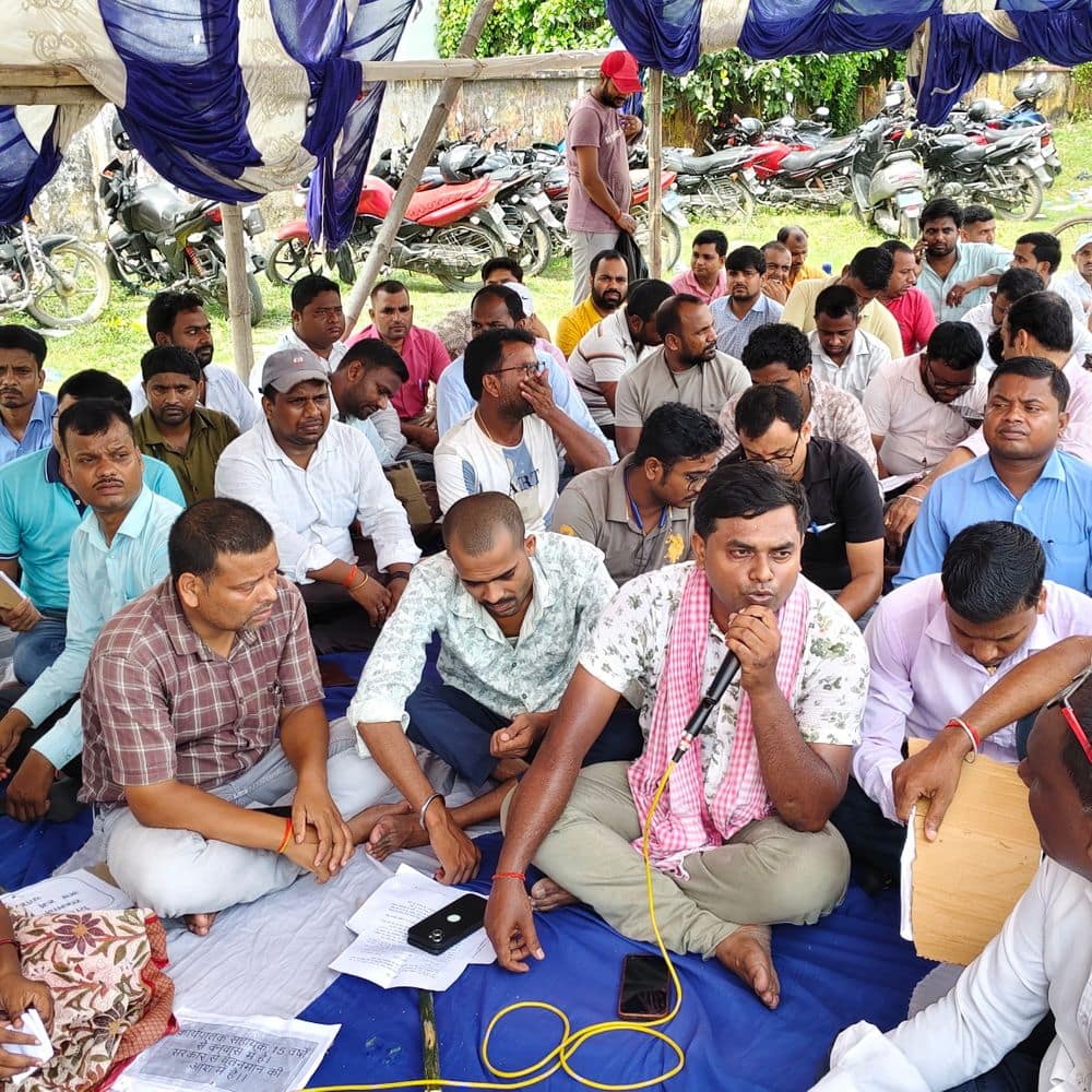 कार्यपालक सहायकों का वेतन वृद्धि के लिए आंदोलन:मधेपुरा में 250 कर्मियों ने किया धरना, 10 सूत्री मांगों को लेकर सरकार को दी चेतावनी कार्यपालक सहायकों का वेतन वृद्धि के लिए आंदोलन:मधेपुरा में 250 कर्मियों ने किया धरना, 10 सूत्री मांगों को लेकर सरकार को दी चेतावनी