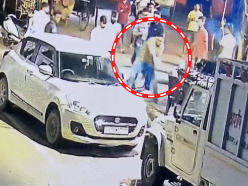7 दोस्तों ने युवक को पीटकर अधमरा किया…VIDEO:लखनऊ में थाने से छूटे तो रील बनाई, पीड़ित बोला- कह रहे हैं तुझे जान से मार देंगे 7 दोस्तों ने युवक को पीटकर अधमरा किया…VIDEO:लखनऊ में थाने से छूटे तो रील बनाई, पीड़ित बोला- कह रहे हैं तुझे जान से मार देंगे