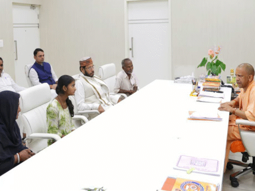 योगी से मिलीं रायबरेली में मारे गए हरिओम की पत्नी:विधायक मनोज पांडेय के साथ पहुंचा परिवार; मॉब लिंचिंग में हुई थी हत्या
