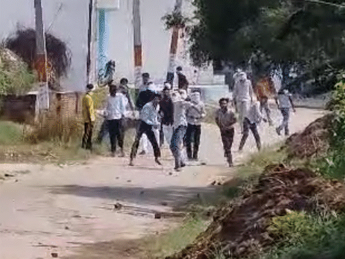 मेरठ में गुर्जर महापंचायत रोकने पर हंगामा, VIDEO:नेताओं को हिरासत में लेने पर भीड़ ने पथराव किया; पुलिस ने खदेड़ा