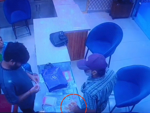 ​​​​​​​धनबाद में दो उचक्कों ने झुमका चुराया, Video आया सामने:चांदी की चेन देखने के बहाने की चोरी, स्टॉक की गिनती से हुआ खुलासा