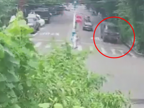 कोलकाता पुलिस ने सेना का ट्रक रोका, VIDEO:खतरनाक ड्राइविंग का आरोप, पुलिस कमिश्नर की कार पीछे थी, टकराने से बाल-बाल बची कोलकाता पुलिस ने सेना का ट्रक रोका, VIDEO:खतरनाक ड्राइविंग का आरोप, पुलिस कमिश्नर की कार पीछे थी, टकराने से बाल-बाल बची