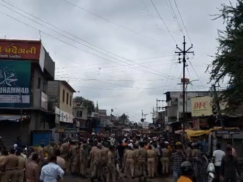 महाराष्ट्र के अहिल्यानगर में बवाल, हाईवे जाम:रंगोली से सड़क पर ‘आई लव मोहम्मद’ लिखने से तनाव; पथराव, पुलिस का लाठीचार्ज
