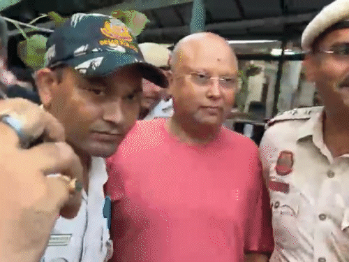 चैतन्यानंद ने 50 दिन में 15 होटल बदले:सस्ते ठिकाने चुनता था, फोन पासवर्ड भूलने का नाटक किया; 17 स्टूडेंट्स के शोषण का आरोप चैतन्यानंद ने 50 दिन में 15 होटल बदले:सस्ते ठिकाने चुनता था, फोन पासवर्ड भूलने का नाटक किया; 17 स्टूडेंट्स के शोषण का आरोप