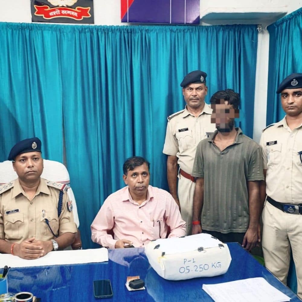कोडरमा में गांजा तस्कर गिरफ्तार:ट्रेन से 75 हजार का 5 किलो गांजा जब्त, बिहार ले जा रहा था आरोपी कोडरमा में गांजा तस्कर गिरफ्तार:ट्रेन से 75 हजार का 5 किलो गांजा जब्त, बिहार ले जा रहा था आरोपी