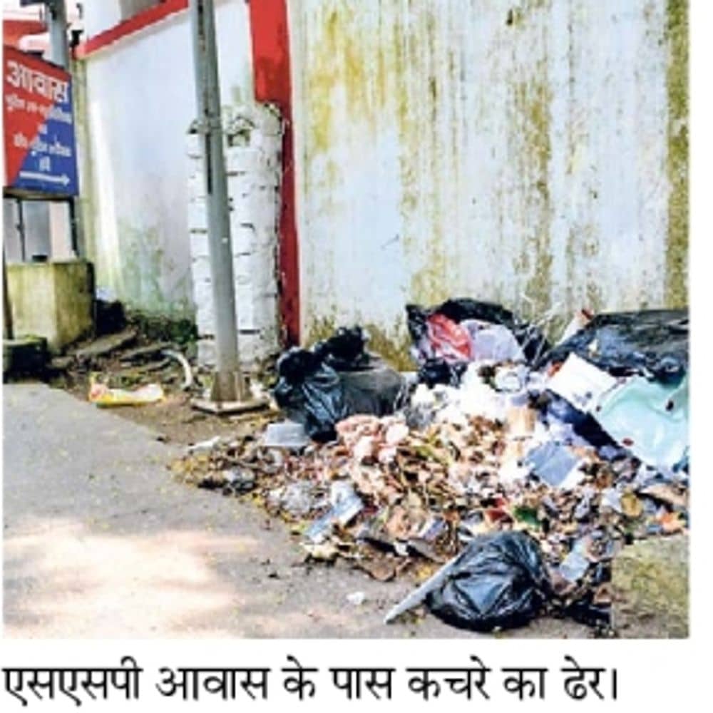 बारिश व कीचड़ के बीच शहर में हर ओर फैला कूड़ा, गली-मुहल्लों में उठ रही दुर्गंध बारिश व कीचड़ के बीच शहर में हर ओर फैला कूड़ा, गली-मुहल्लों में उठ रही दुर्गंध