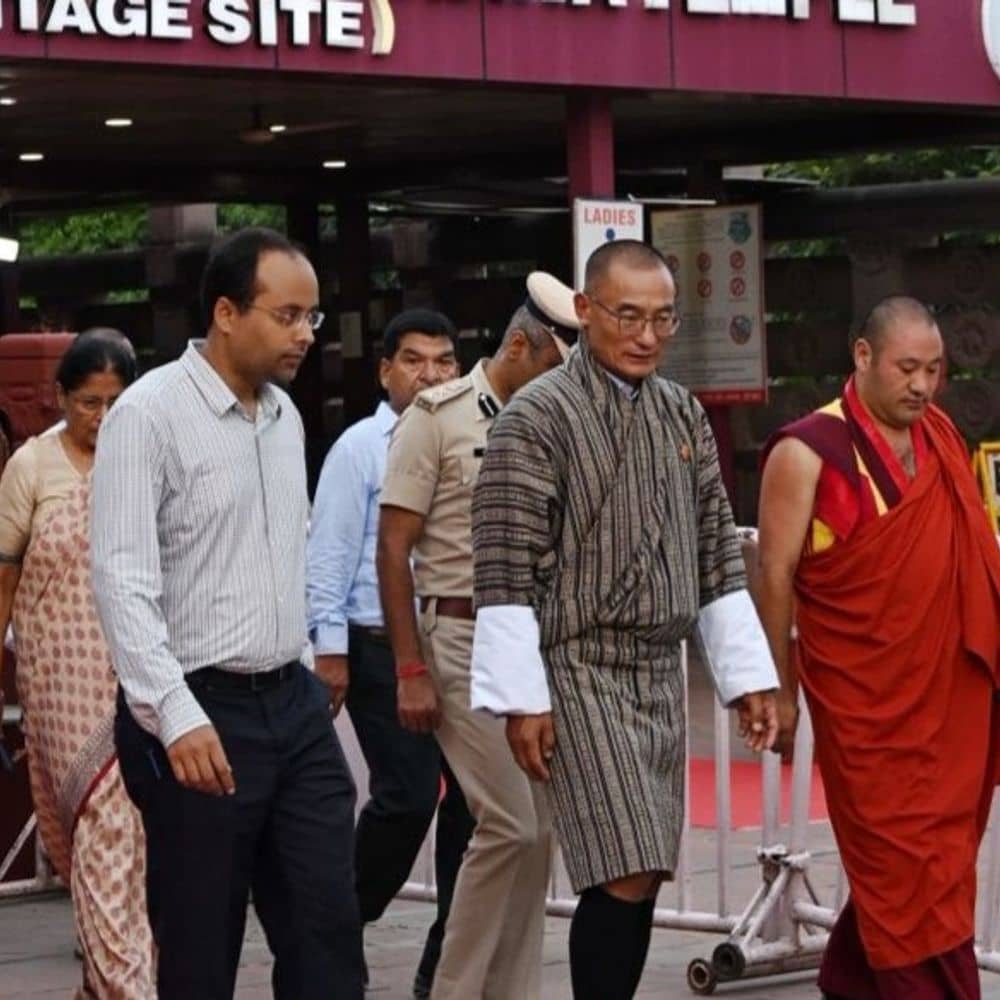 महाबोधि मंदिर में भूटान के प्रधानमंत्री ने की पूजा:दशो शेरिंग टोबगे बोले- बोधगया आकर धन्य हो गया; चाक-चौबंदी रही सुरक्षा व्यवस्था महाबोधि मंदिर में भूटान के प्रधानमंत्री ने की पूजा:दशो शेरिंग टोबगे बोले- बोधगया आकर धन्य हो गया; चाक-चौबंदी रही सुरक्षा व्यवस्था