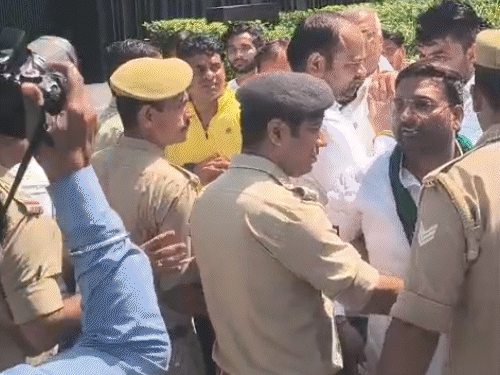 मेरठ में गुर्जरों की गिरफ्तारी पर हंगामा:पुलिस ने प्रदर्शनकारियों को जेल जाने से रोका, सपा विधायक ने की मुलाकात