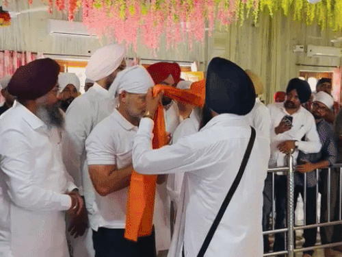 राहुल गांधी को सिरोपा देने पर डिप्टी मैनेजर का तबादला:सेवादार-कथावाचक सस्पेंड; SGPC महिला सदस्य बोलीं-पोते को दादी के गुनाहों से मत जोड़ो