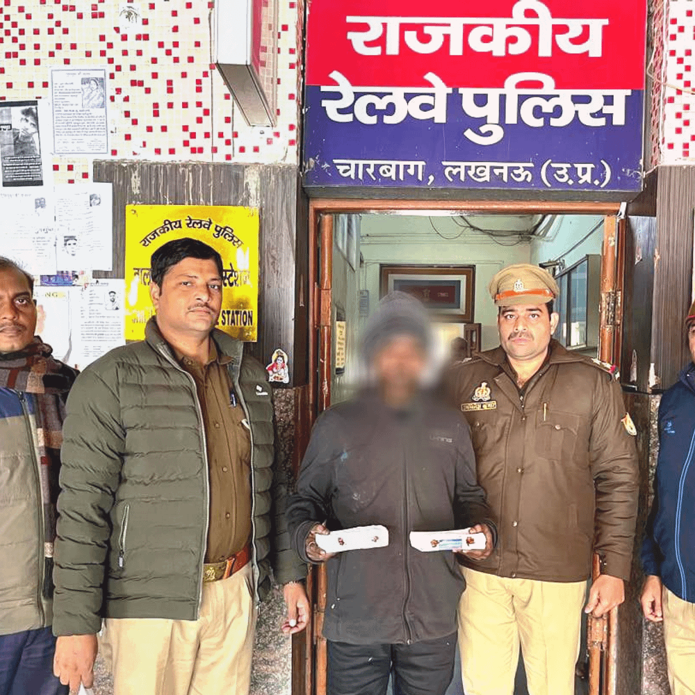 लखनऊ स्टेशन पर ट्रेन चोर गिरफ्तार, 2 मोबाइल बरामद
