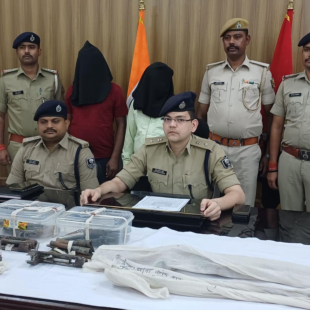 मुंगेर में 6 मिनीगन फैक्ट्री का खुलासा, दो तस्कर गिरफ्तार:गोढ़ीया नदी के किनारे बना रहे थे हथियार, तीन देसी कट्टा, राइफल समेत कई हथियार बरामद