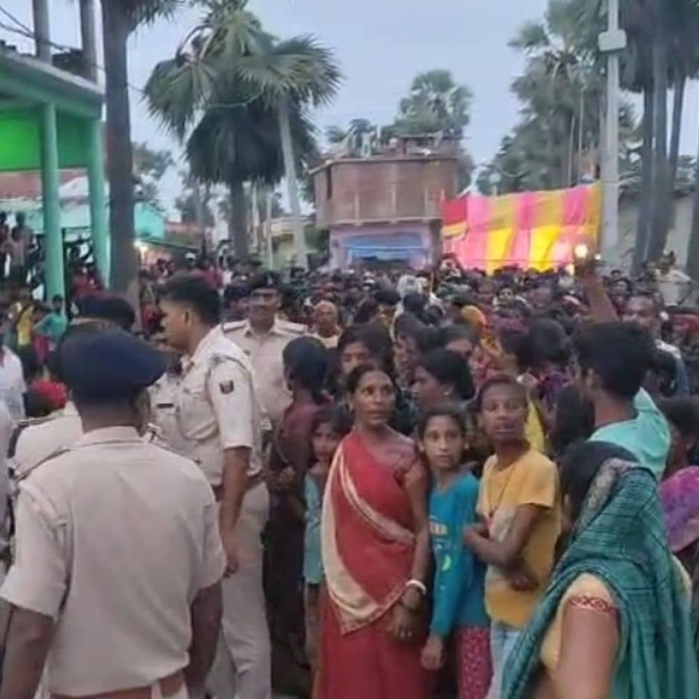 नवादा के गांगटी गांव में शिवलिंग को लेकर विवाद:अफवाह फैली कि पुरातत्व अधिकारी शिवलिंग ले जा रहे, ग्रामीणों ने रास्ता जाम किया नवादा के गांगटी गांव में शिवलिंग को लेकर विवाद:अफवाह फैली कि पुरातत्व अधिकारी शिवलिंग ले जा रहे, ग्रामीणों ने रास्ता जाम किया
