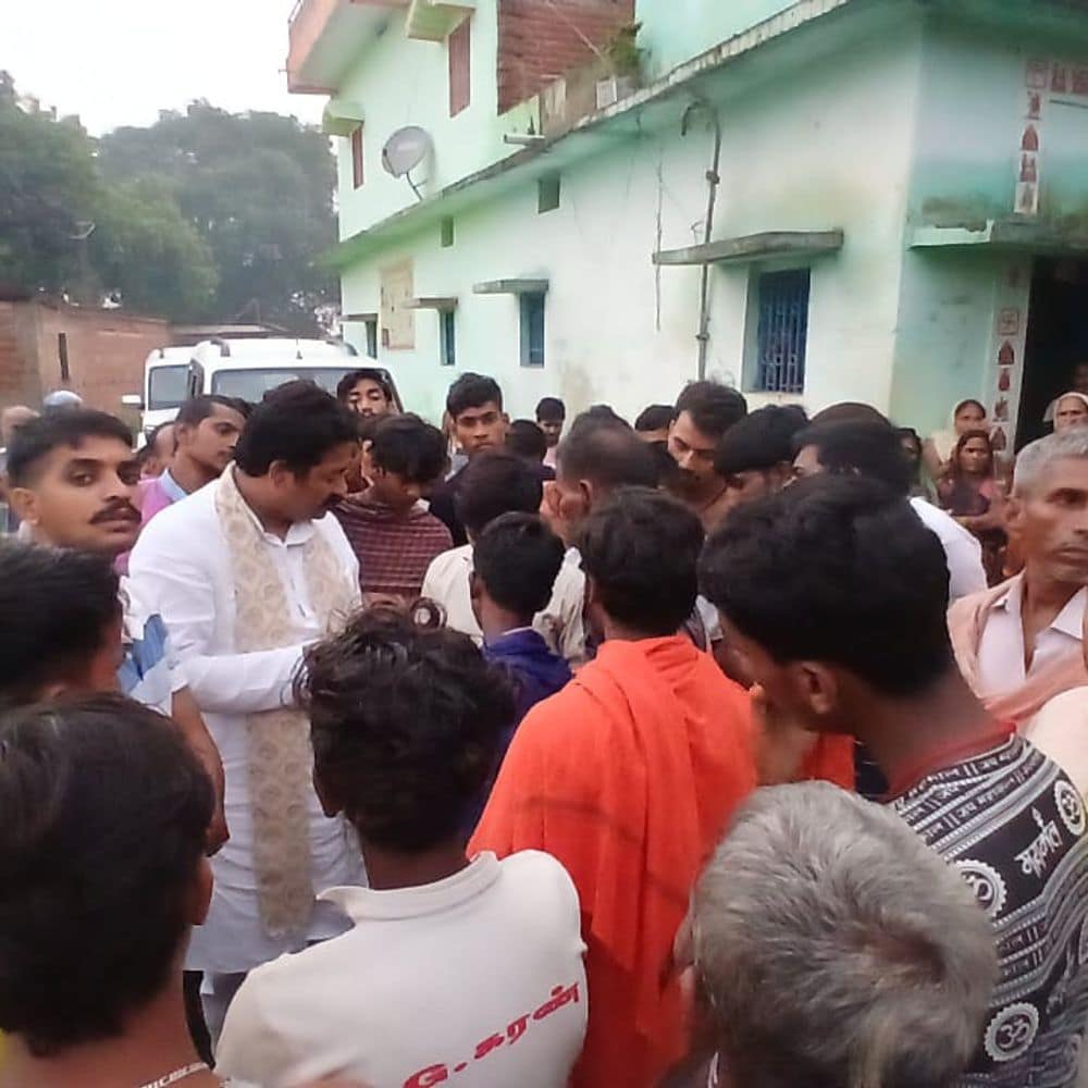 अरवल में तीन बच्चों की मौत का मामला:भाजपा नेताओं ने परिवार से मिलकर मदद का दिया आश्वासन अरवल में तीन बच्चों की मौत का मामला:भाजपा नेताओं ने परिवार से मिलकर मदद का दिया आश्वासन