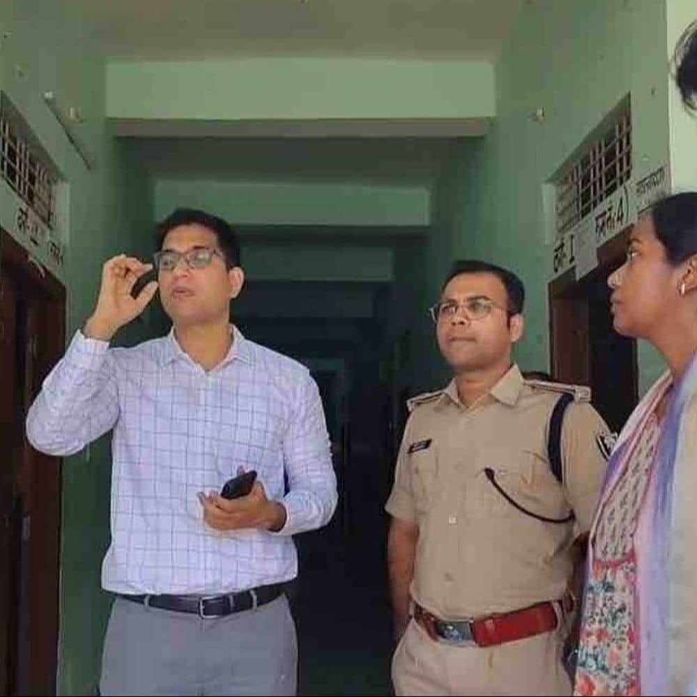 मोतिहारी में DM-SP ने किया डिस्पैच सेंटर का इंस्पेक्शन:विधानसभा चुनाव 2025 की तैयारियां तेज, दिए व्यवस्था सुधारने के निर्देश मोतिहारी में DM-SP ने किया डिस्पैच सेंटर का इंस्पेक्शन:विधानसभा चुनाव 2025 की तैयारियां तेज, दिए व्यवस्था सुधारने के निर्देश