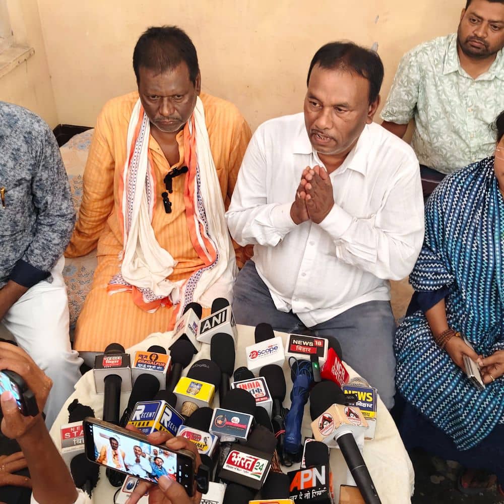 अर्पणा बोलीं- अजय मंडल मेरे मामा के फुफेरे भाई हैं:गोपाल मंडल के आरोपों पर महिला नेता का जवाब; सांसद ने कहा- विधायक से कोई विवाद नहीं अर्पणा बोलीं- अजय मंडल मेरे मामा के फुफेरे भाई हैं:गोपाल मंडल के आरोपों पर महिला नेता का जवाब; सांसद ने कहा- विधायक से कोई विवाद नहीं