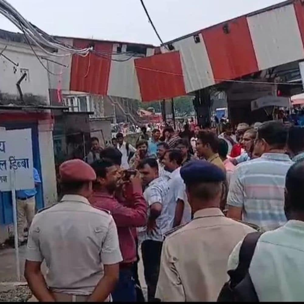 रेलकर्मी से लूटपाट-मारपीट, थाने के बाहर हंगामा:रिवॉल्वर दिखाकर धमकी देने का आरोप, गयाजी में चक्का जाम की चेतावनी दी रेलकर्मी से लूटपाट-मारपीट, थाने के बाहर हंगामा:रिवॉल्वर दिखाकर धमकी देने का आरोप, गयाजी में चक्का जाम की चेतावनी दी