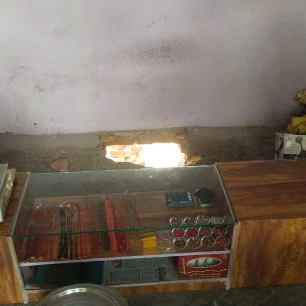 नवादा में 2 ज्वेलरी शॉप से सोना-चांदी चोरी:एक में शटर उखाड़ा, दूसरे में सेंधमारी, 10 हजार कैश लेकर फरार