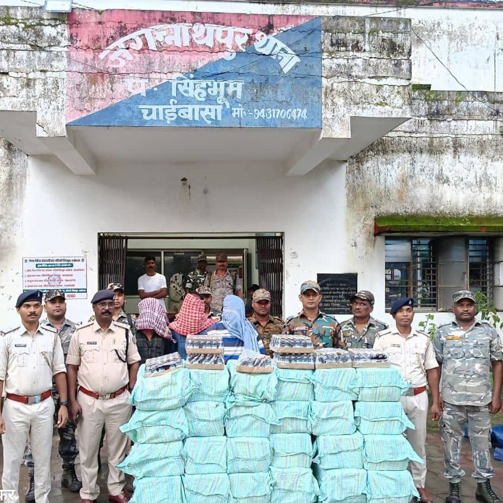 अवैध कफ सिरप की तस्करी का भंडाफोड़:चाईबासा में 3600 बोतल कफ सिरप के साथ तीन तस्कर गिरफ्तार, ट्रक जब्त अवैध कफ सिरप की तस्करी का भंडाफोड़:चाईबासा में 3600 बोतल कफ सिरप के साथ तीन तस्कर गिरफ्तार, ट्रक जब्त