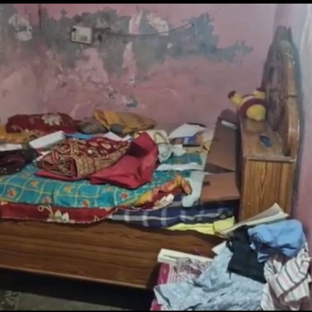जहानाबाद में दो घरों के गोदरेज से जेवरात चोरी:बाहर से दरवाजा बंद कर हुए फरार, सामान निकालकर बाहर फेंका सूटकेस जहानाबाद में दो घरों के गोदरेज से जेवरात चोरी:बाहर से दरवाजा बंद कर हुए फरार, सामान निकालकर बाहर फेंका सूटकेस