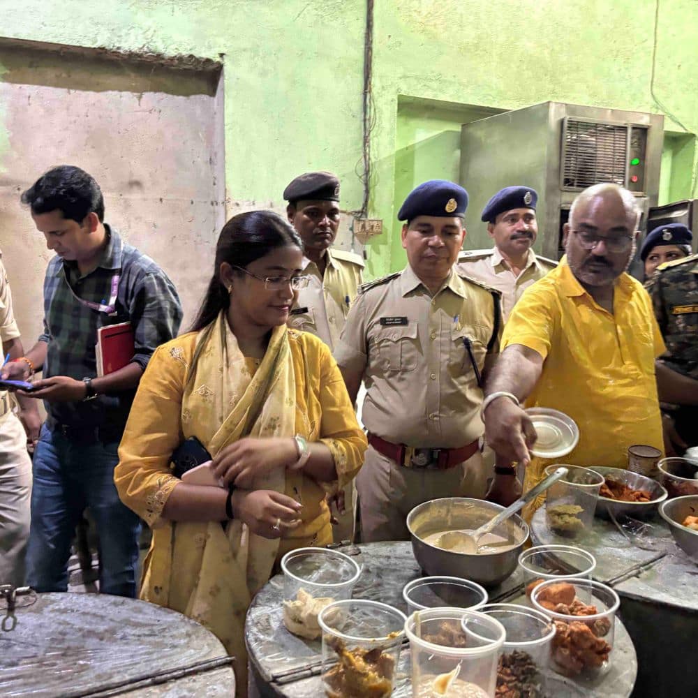 मोतिहारी के 2 रेस्टोरेंट में छापेमारी:अन्नपूर्णा में सड़ा भोजन और साईं रेस्टोरेंट में फंगस लगा चिकन मिला, सैंपल जब्त मोतिहारी के 2 रेस्टोरेंट में छापेमारी:अन्नपूर्णा में सड़ा भोजन और साईं रेस्टोरेंट में फंगस लगा चिकन मिला, सैंपल जब्त