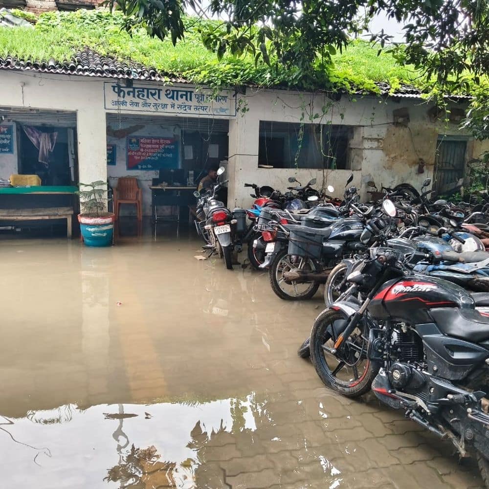 पताही में बारिश का कहर:फेनहारा थाने में घुसा पानी, पुलिसकर्मियों को आने-जाने में परेशानी