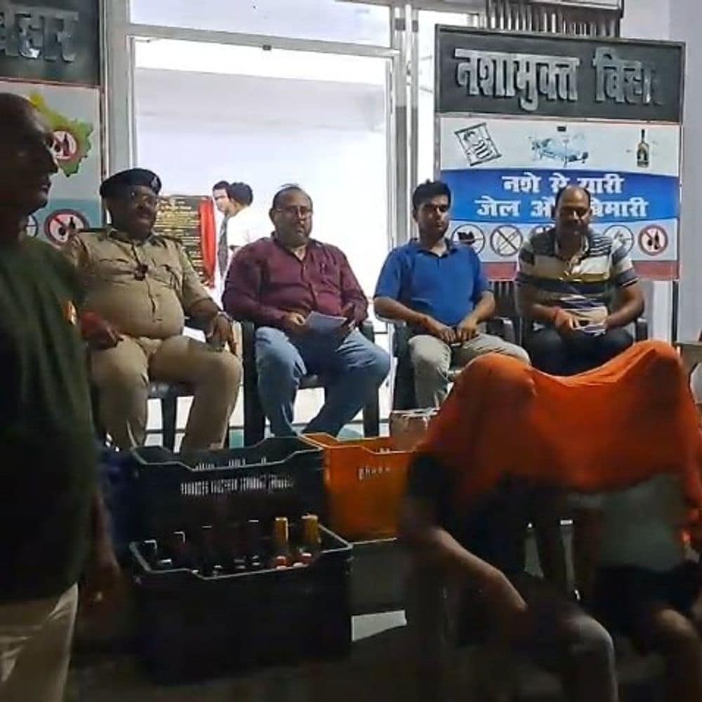 जमुई में 73 लीटर विदेशी शराब जब्त, 2 गिरफ्तार:अंडा-चाउमीन की दुकान से शराब बेचते थे 2 भाई, उत्पाद अधीक्षक और SI ने की कार्रवाई
