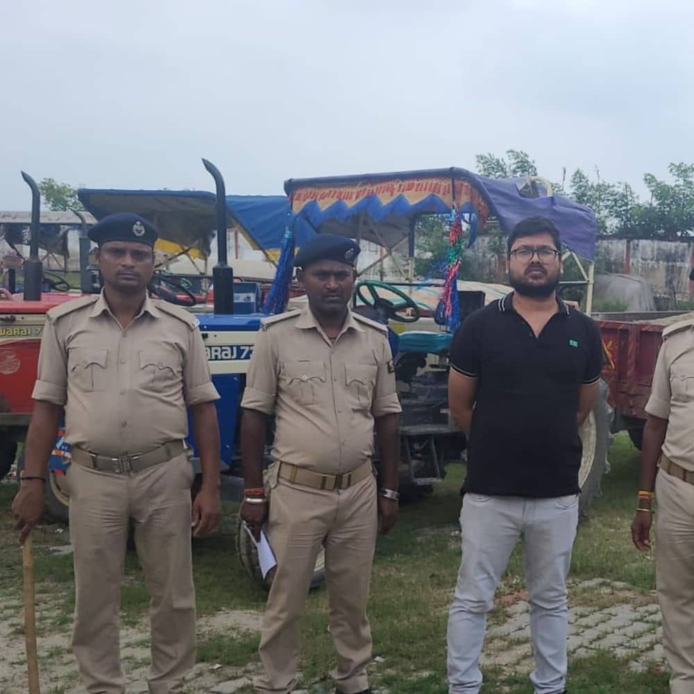 किशनगंज में अवैध बालू ले जा रहे दो ट्रैक्टर जब्त:खनन विभाग की टीम ने 3 जगहों पर की छापेमारी, कार्रवाई से बालू माफियाओं में हड़कंप