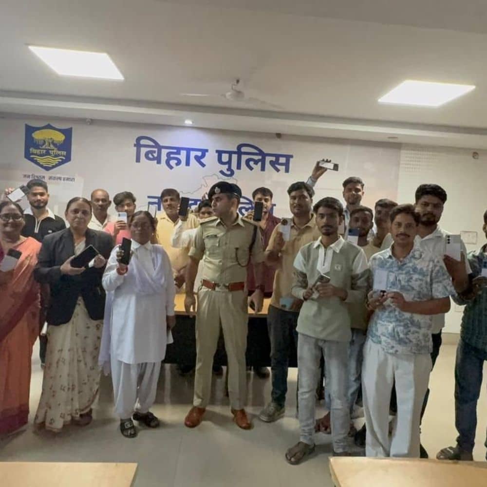 नवादा पुलिस की कार्रवाई:27 गुम मोबाइल फोन मालिकों को लौटाए, कीमत 5 लाख रुपए