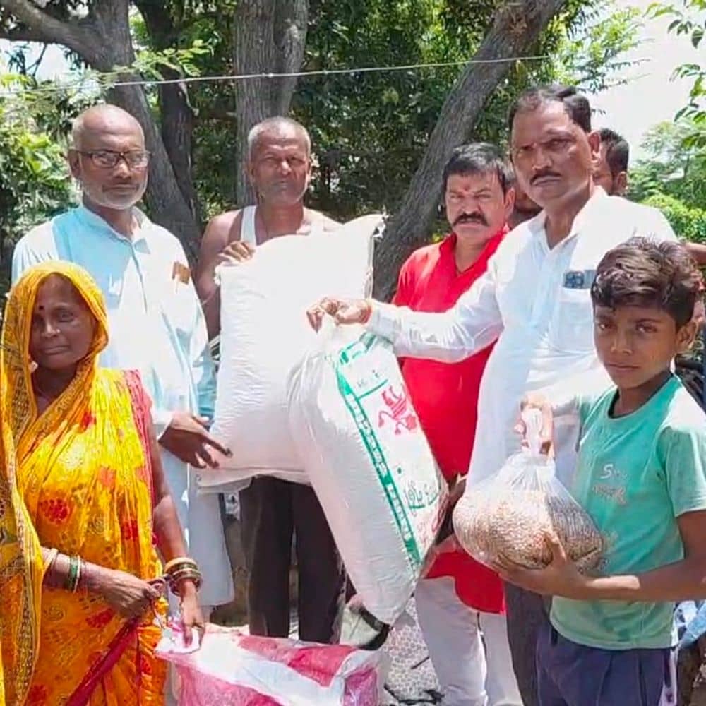 मधेपुरा में शॉर्ट सर्किट से घर में लगी आग:फायर ब्रिगेड की 2 टीम ने पाया काबू, पीड़ित बोले-1.5 लाख से अधिक का हुआ नुकसान मधेपुरा में शॉर्ट सर्किट से घर में लगी आग:फायर ब्रिगेड की 2 टीम ने पाया काबू, पीड़ित बोले-1.5 लाख से अधिक का हुआ नुकसान