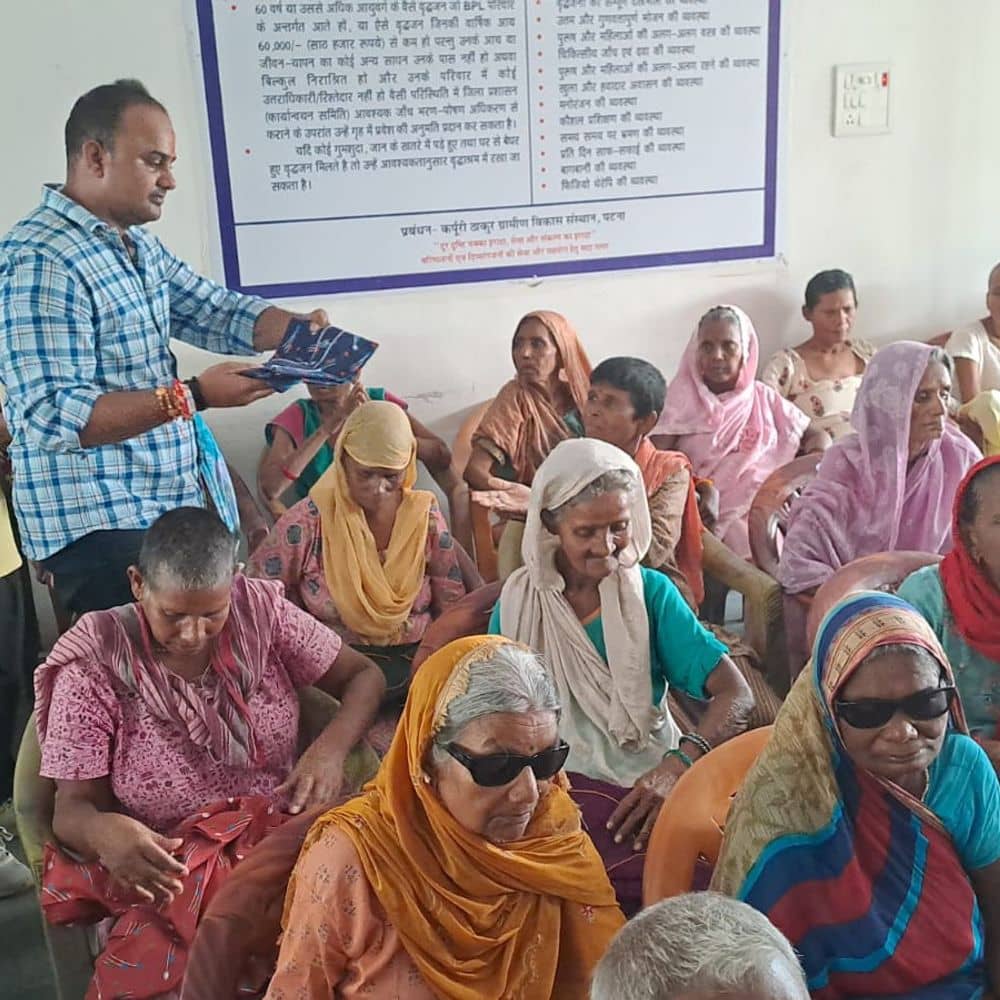 गयाजी में वृद्धाश्रम में मनाया गया रक्षाबंधन:अपनों से दूर बुजुर्गों को मिला भाई-बहन का प्यार, समाजसेवी की पहल पर हुआ आयोजन