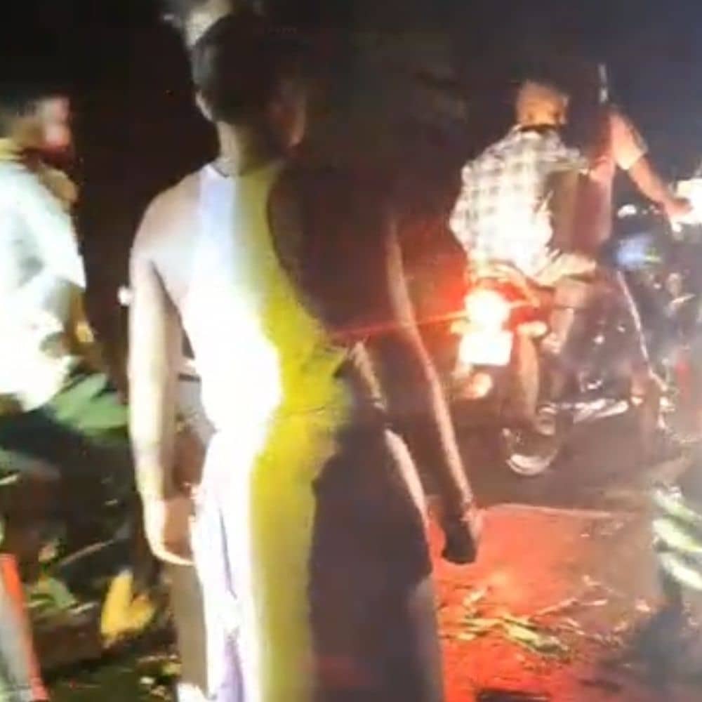 खगड़िया में हाईवोल्टेज तार गिरने से गाय की मौत:विद्युत विभाग की लापरवाही से नाराज ग्रामीणों ने किया सड़क जाम, मुआवजे की मांग खगड़िया में हाईवोल्टेज तार गिरने से गाय की मौत:विद्युत विभाग की लापरवाही से नाराज ग्रामीणों ने किया सड़क जाम, मुआवजे की मांग