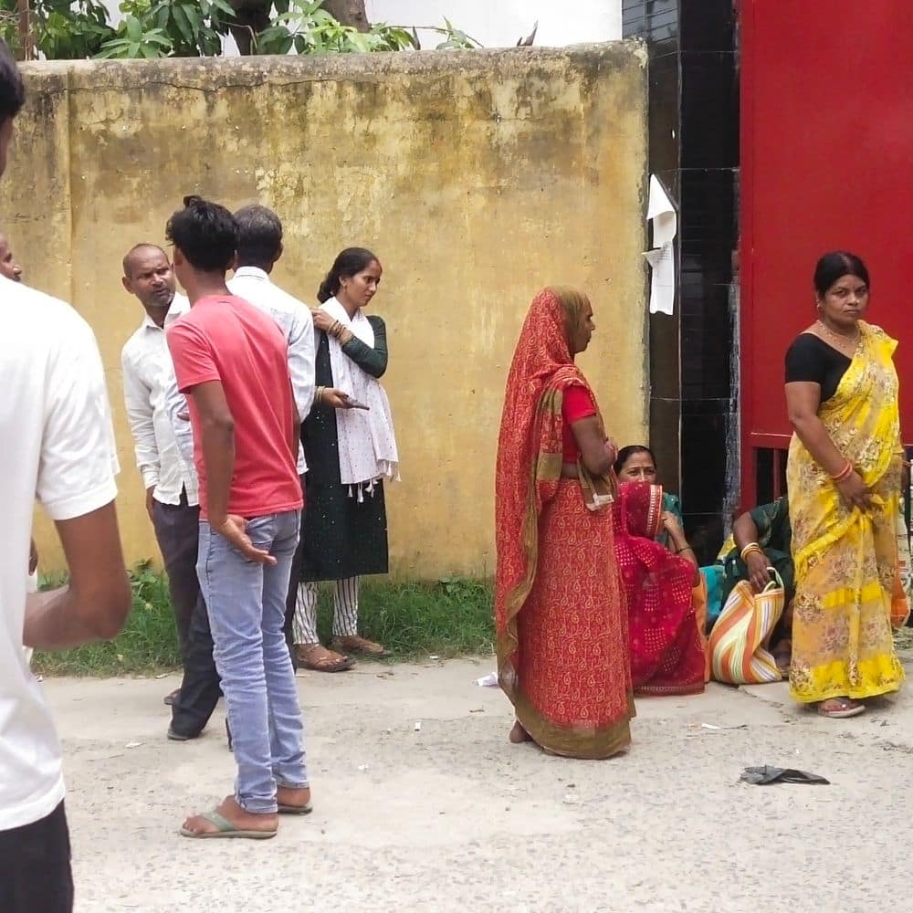 समस्तीपुर मंडल कारा में महिलाओं ने भाइयों को बांधी राखी:बहनें बोलीं- भाई को झूठे केस में फंसाया; रंगबिरंगी राखी, मिठाई का डिब्बा लेकर पहुंची महिलाएं समस्तीपुर मंडल कारा में महिलाओं ने भाइयों को बांधी राखी:बहनें बोलीं- भाई को झूठे केस में फंसाया; रंगबिरंगी राखी, मिठाई का डिब्बा लेकर पहुंची महिलाएं