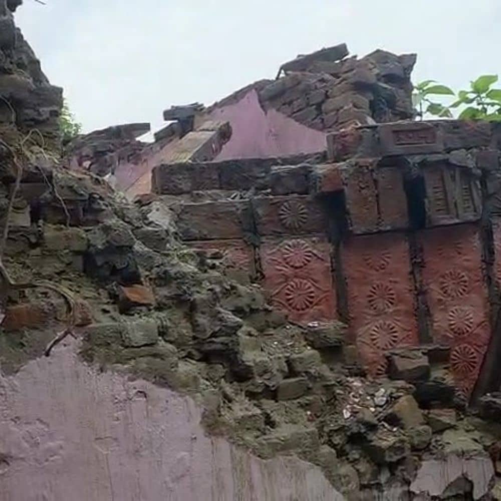 जर्जर स्कूल को शिफ्ट करने का विरोध:गोपालगंज में ग्रामीण बोले- ‘हम अपना मकान देने को तैयार’, 70 साल पुराना है स्कूल जर्जर स्कूल को शिफ्ट करने का विरोध:गोपालगंज में ग्रामीण बोले- ‘हम अपना मकान देने को तैयार’, 70 साल पुराना है स्कूल