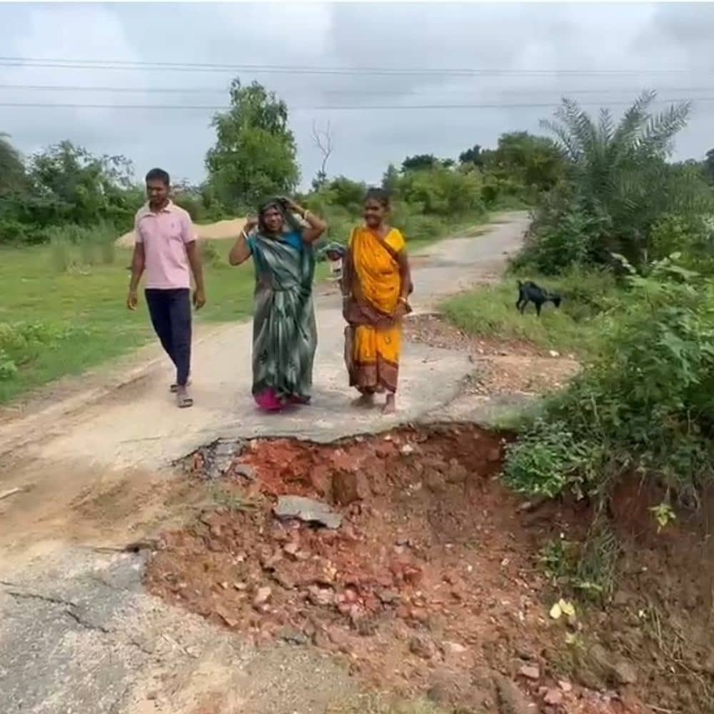 नवादा में बारिश के बाद सड़क कई जगह धंसी:खेमचंद बीघा रोड पर बने गड्ढे, कई गांवों के लोगों को आवागमन में परेशानी नवादा में बारिश के बाद सड़क कई जगह धंसी:खेमचंद बीघा रोड पर बने गड्ढे, कई गांवों के लोगों को आवागमन में परेशानी