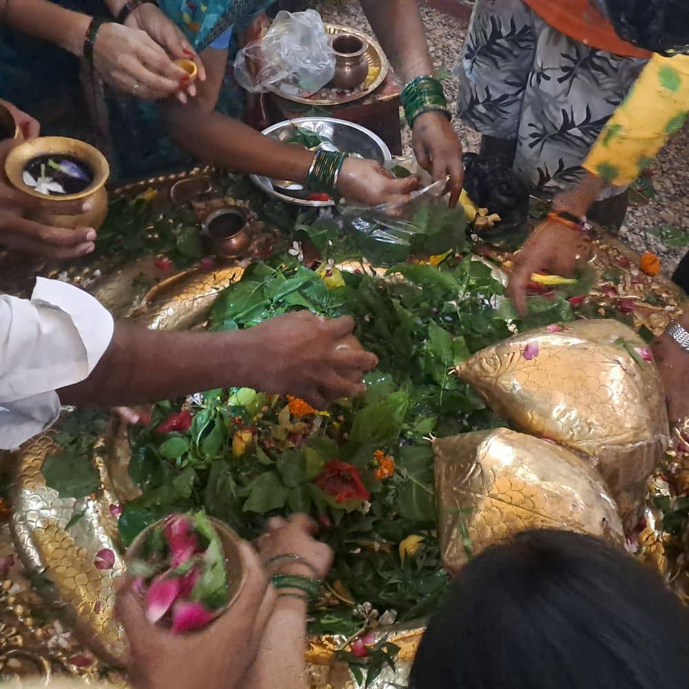 10,000 श्रद्धालु बालखंडेश्वर शिव मंदिर पहुंचे:गोपालगंज में सुबह 4 बजे से ही लगीं लंबी कतारें, हर हर महादेव के जयघोष 10,000 श्रद्धालु बालखंडेश्वर शिव मंदिर पहुंचे:गोपालगंज में सुबह 4 बजे से ही लगीं लंबी कतारें, हर हर महादेव के जयघोष